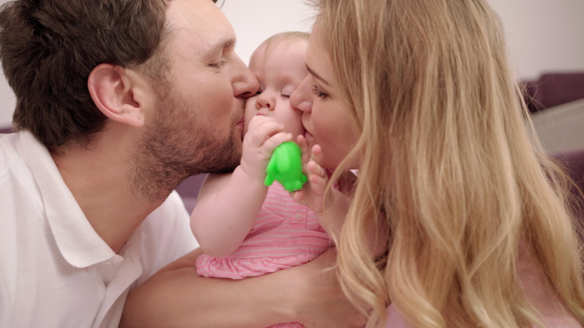 爸爸亲吻婴儿视频的预览图