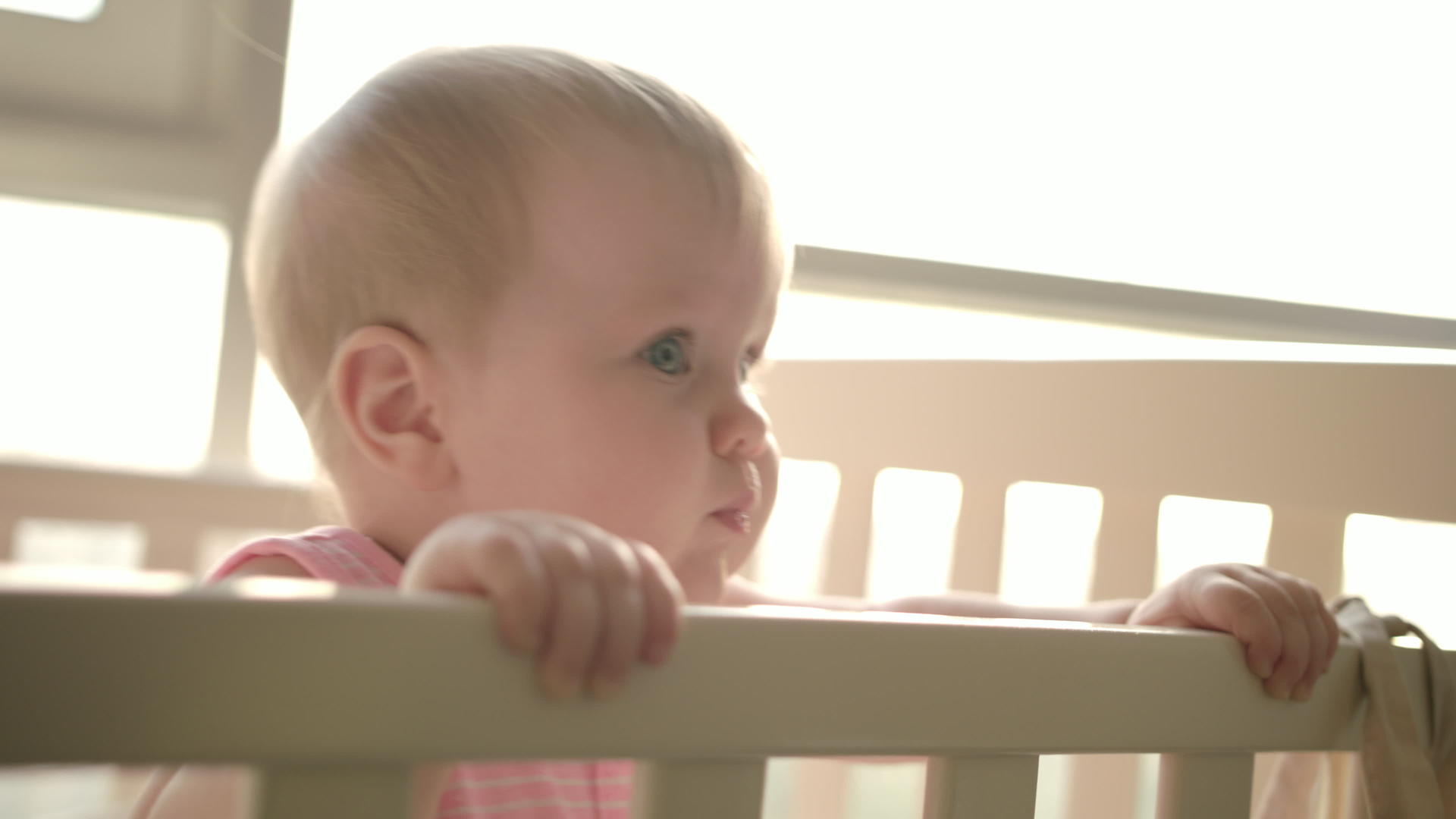 站在婴儿床上的可爱婴儿视频的预览图