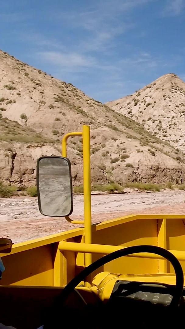 安全车驶入空旷的矿山素材视频的预览图