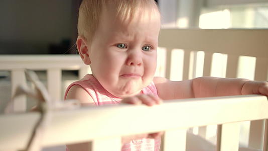 婴儿在家里的小床上哭泣视频的预览图