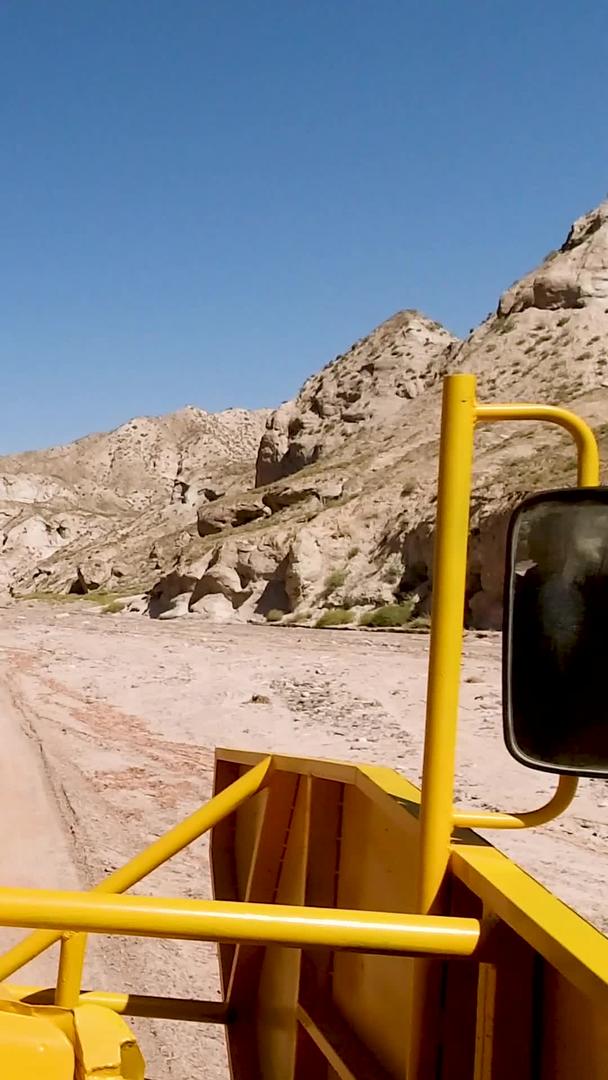 安全车驶入空旷的矿山素材视频的预览图