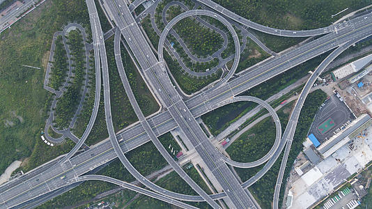 航拍风光城市立体交通高架桥立交桥道路错综复杂的城市车流素材视频的预览图