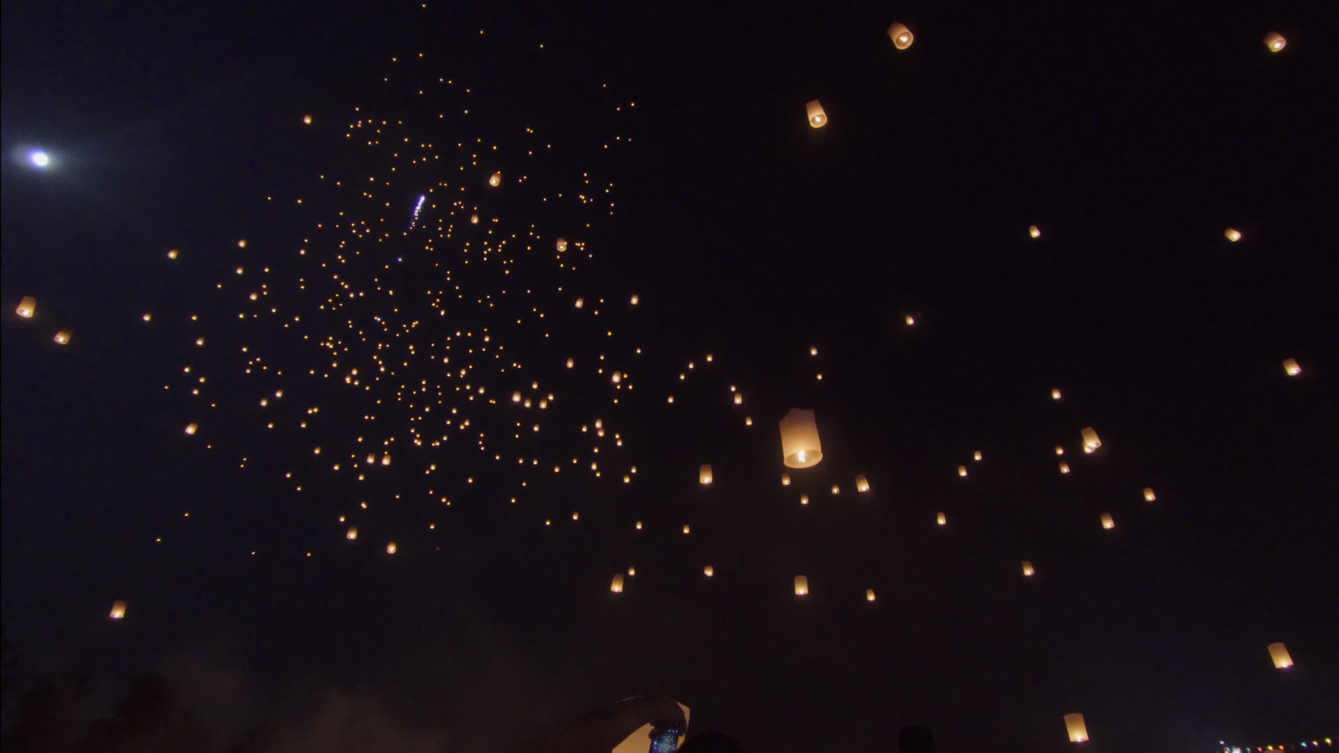 观光天灯在Yeepeng节Krathonggiang视频的预览图