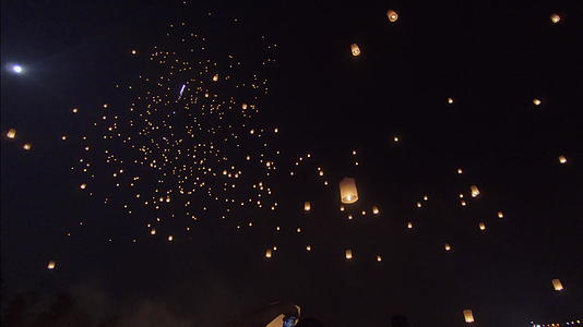观光天灯在Yeepeng节Krathonggiang视频的预览图