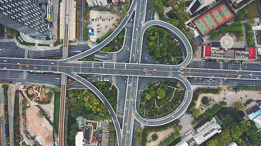 航拍城市立体交通高架桥车流视频的预览图