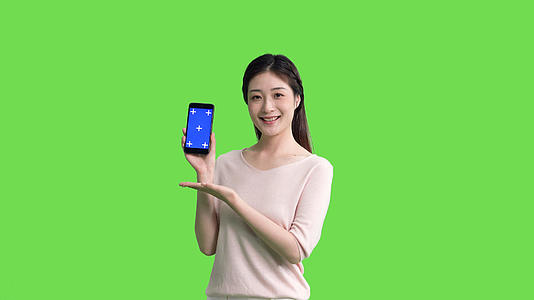 4k女生手拿蓝屏蓝幕手机展示动作绿幕抠像视频视频的预览图
