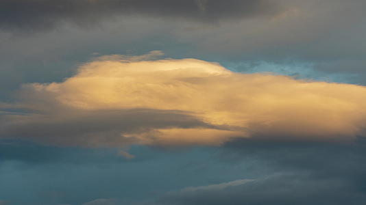 日落时金色的云朵消失在天空中视频的预览图