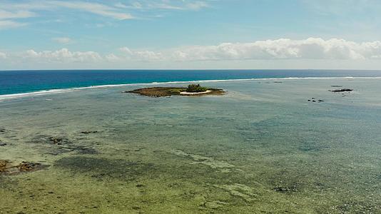 热带岛屿的蓝色海水视频的预览图