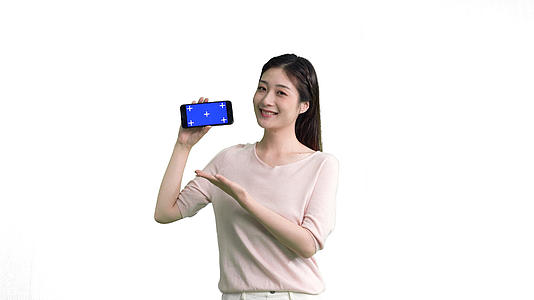 4k女生手拿手机横屏展示白底视频视频的预览图