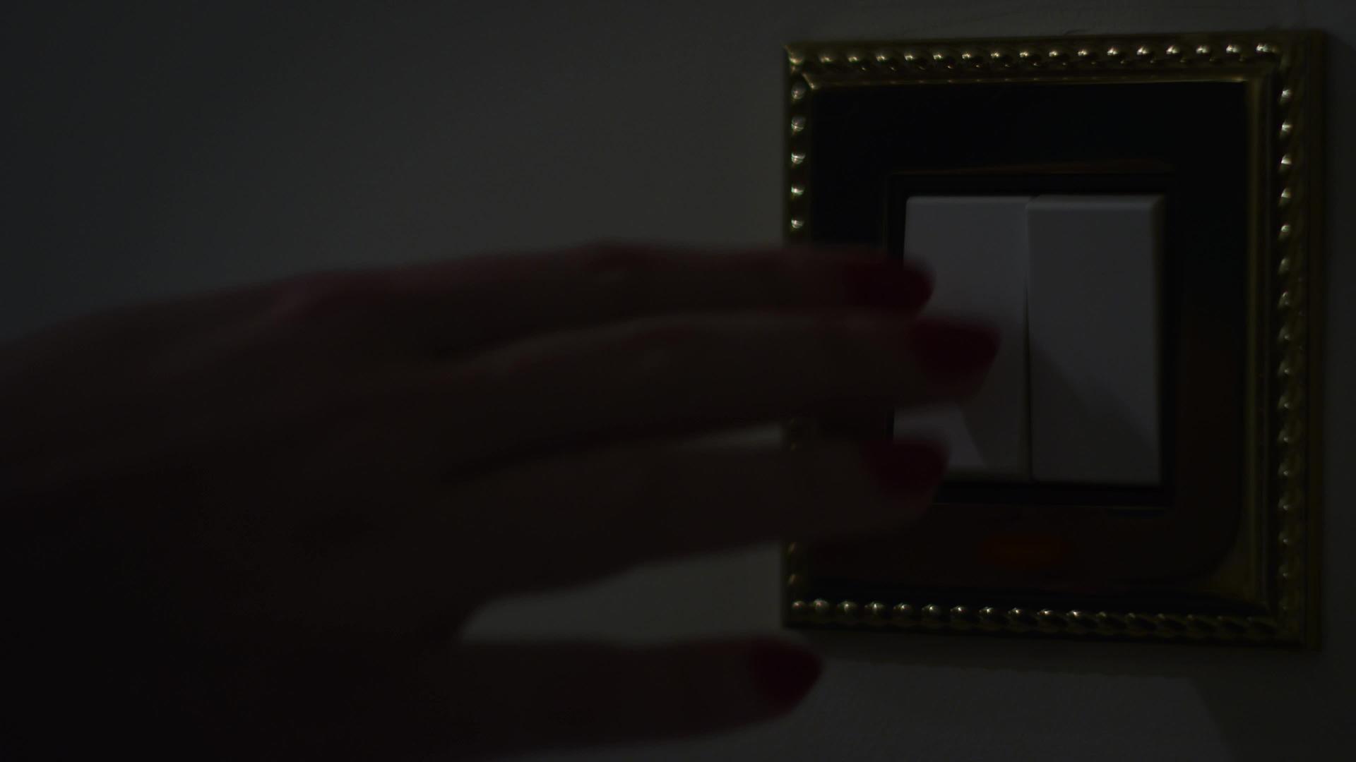 女人手把灯关在室内舒适房间的白墙上视频的预览图