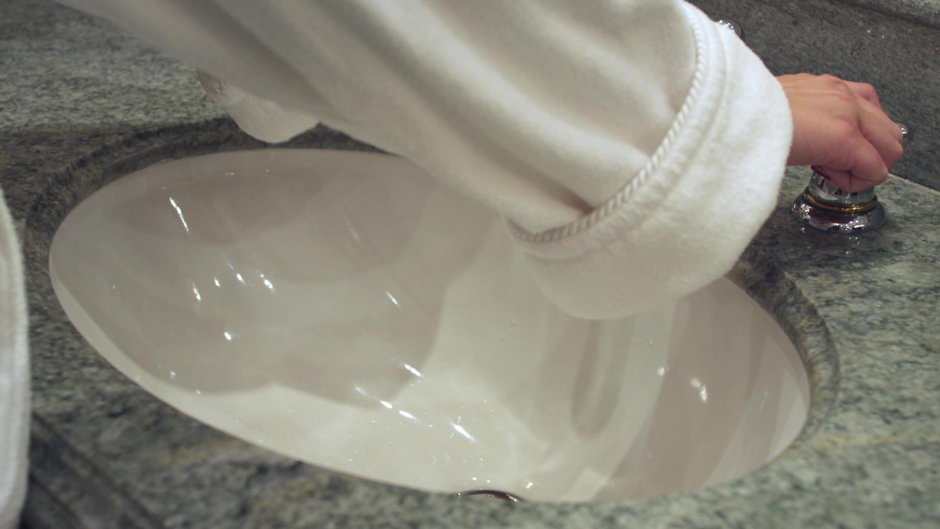 女人在白浴袍里洗手视频的预览图