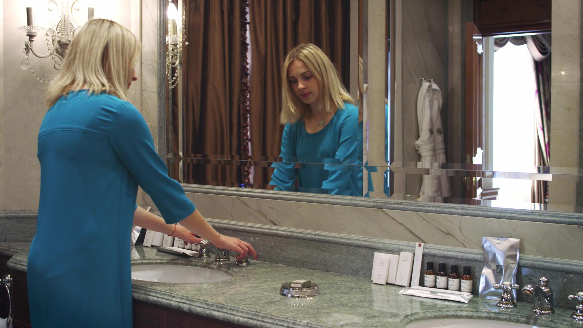 女人用水龙头在浴室洗手视频的预览图