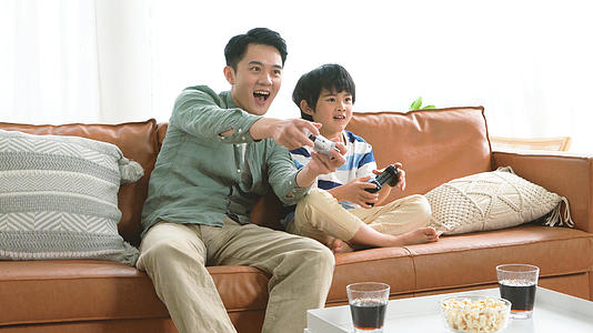 爸爸和孩子玩电子游戏视频的预览图