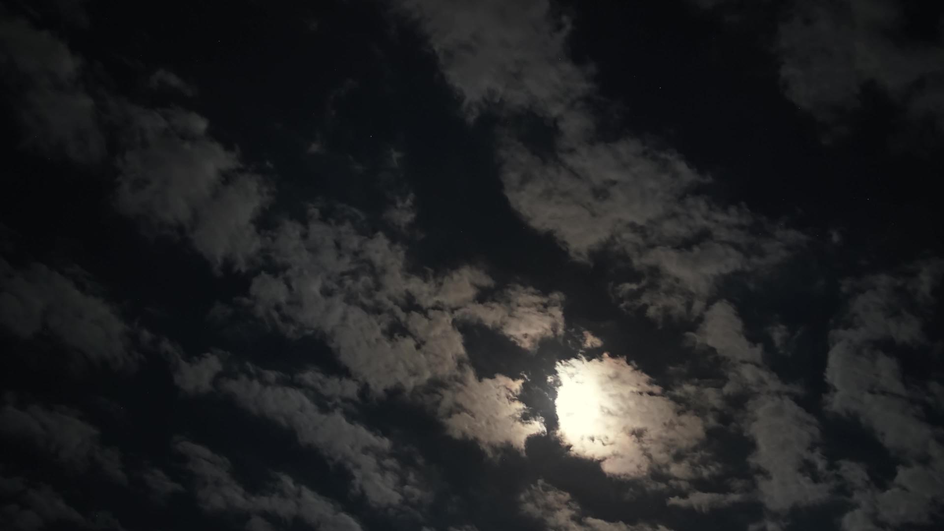 晚上的云和月亮视频的预览图