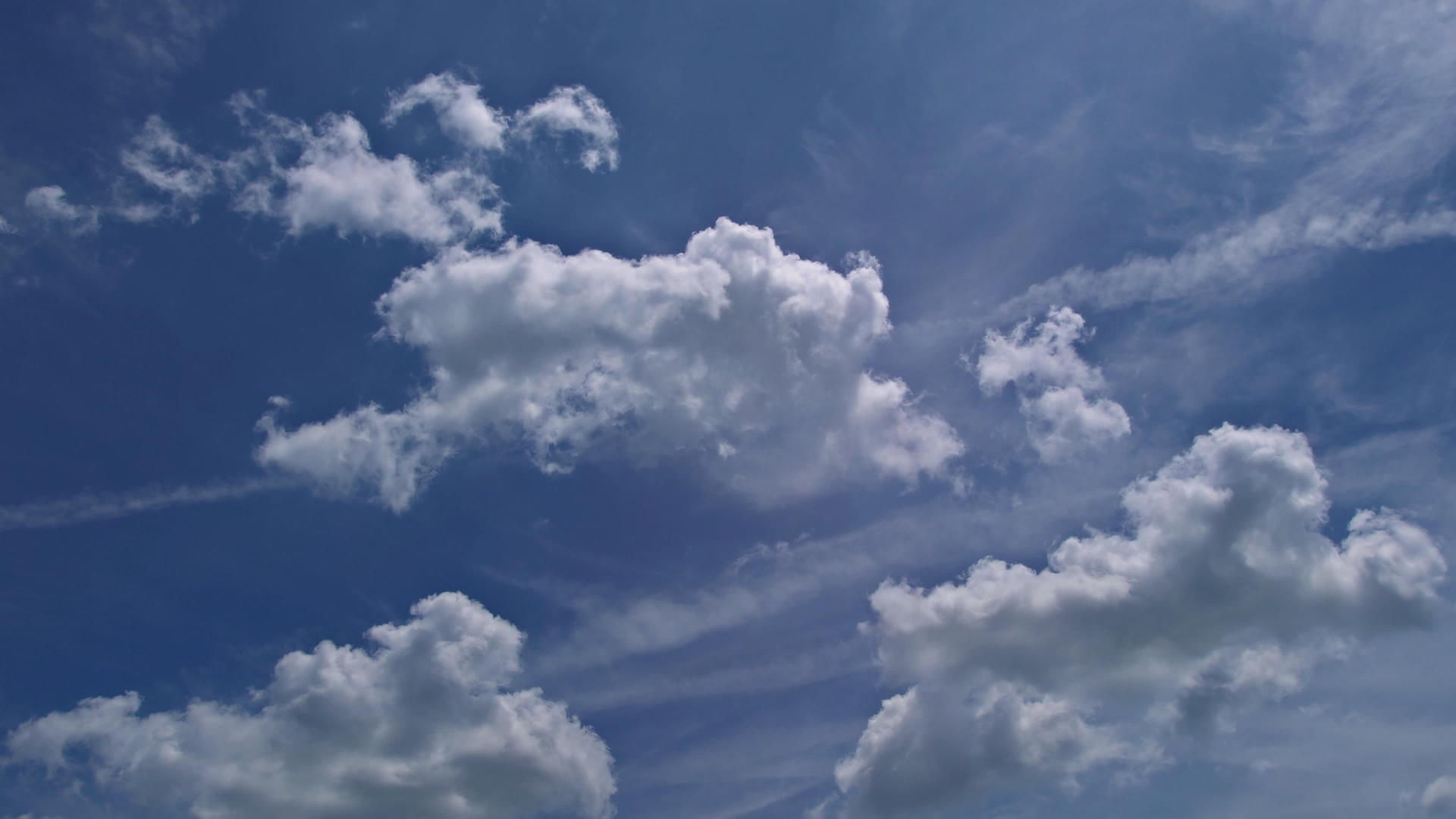 蓝天中的白毛云美丽的乌云视频的预览图