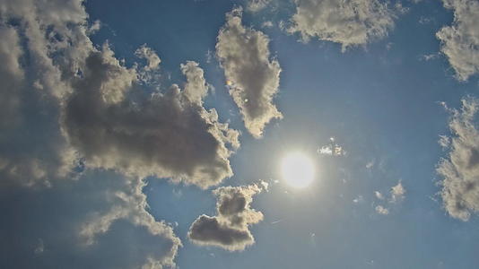 天空晴朗白发乌云视频的预览图