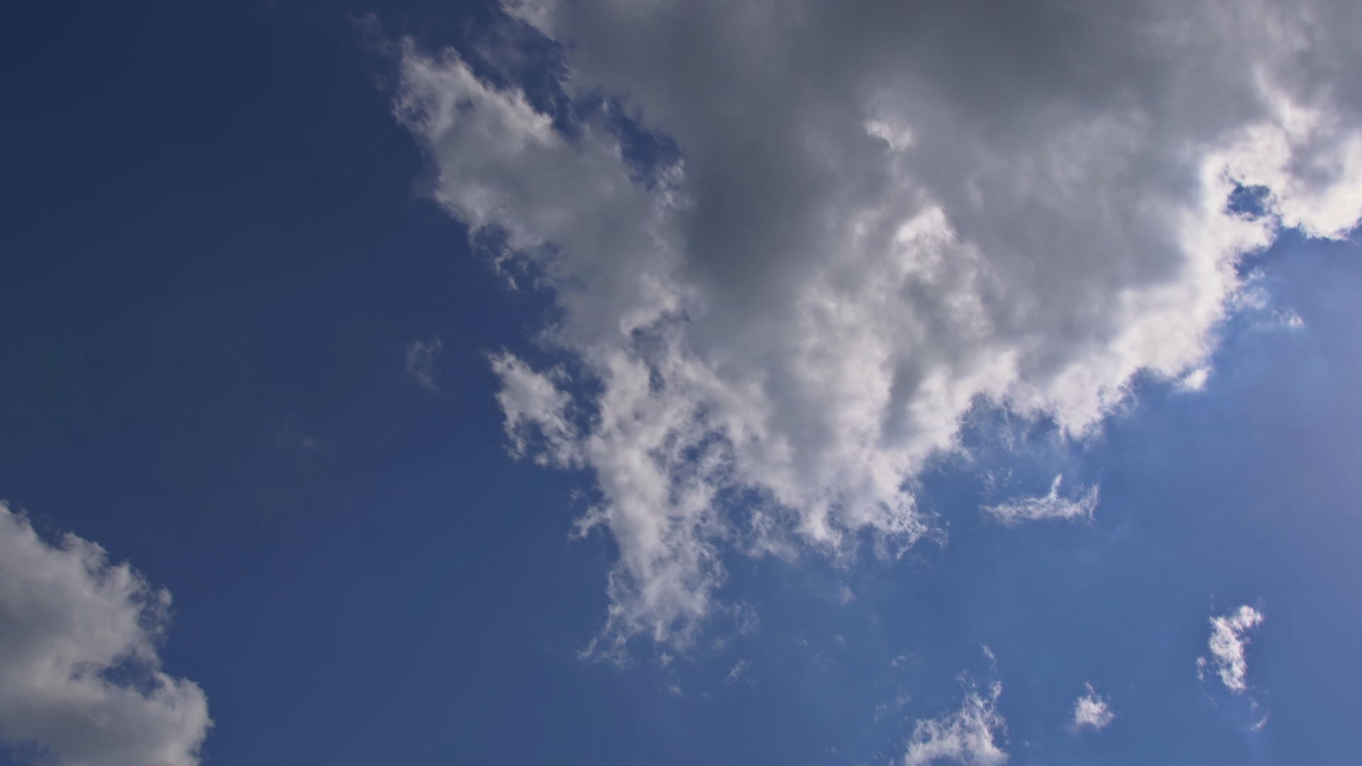 一个阳光明媚的日子蓝天白云堆积视频的预览图