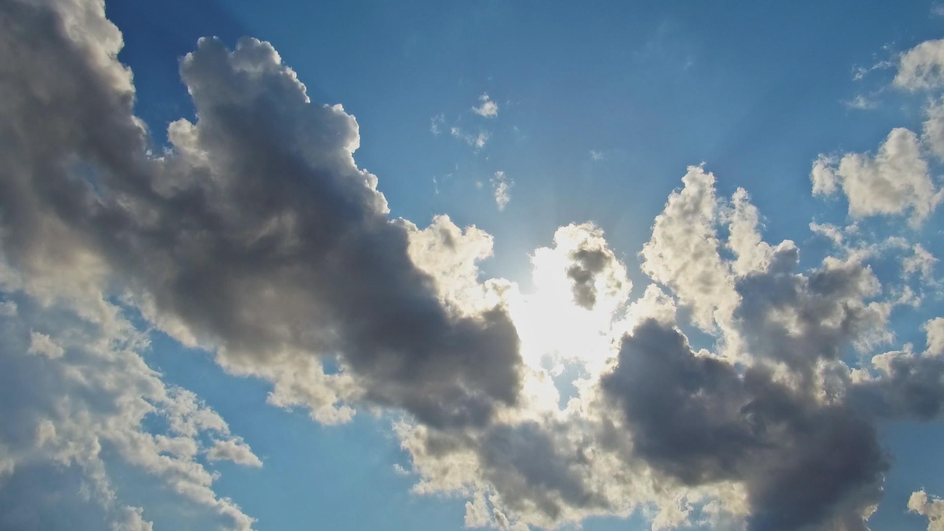 美丽的白云和太阳面对蓝天视频的预览图