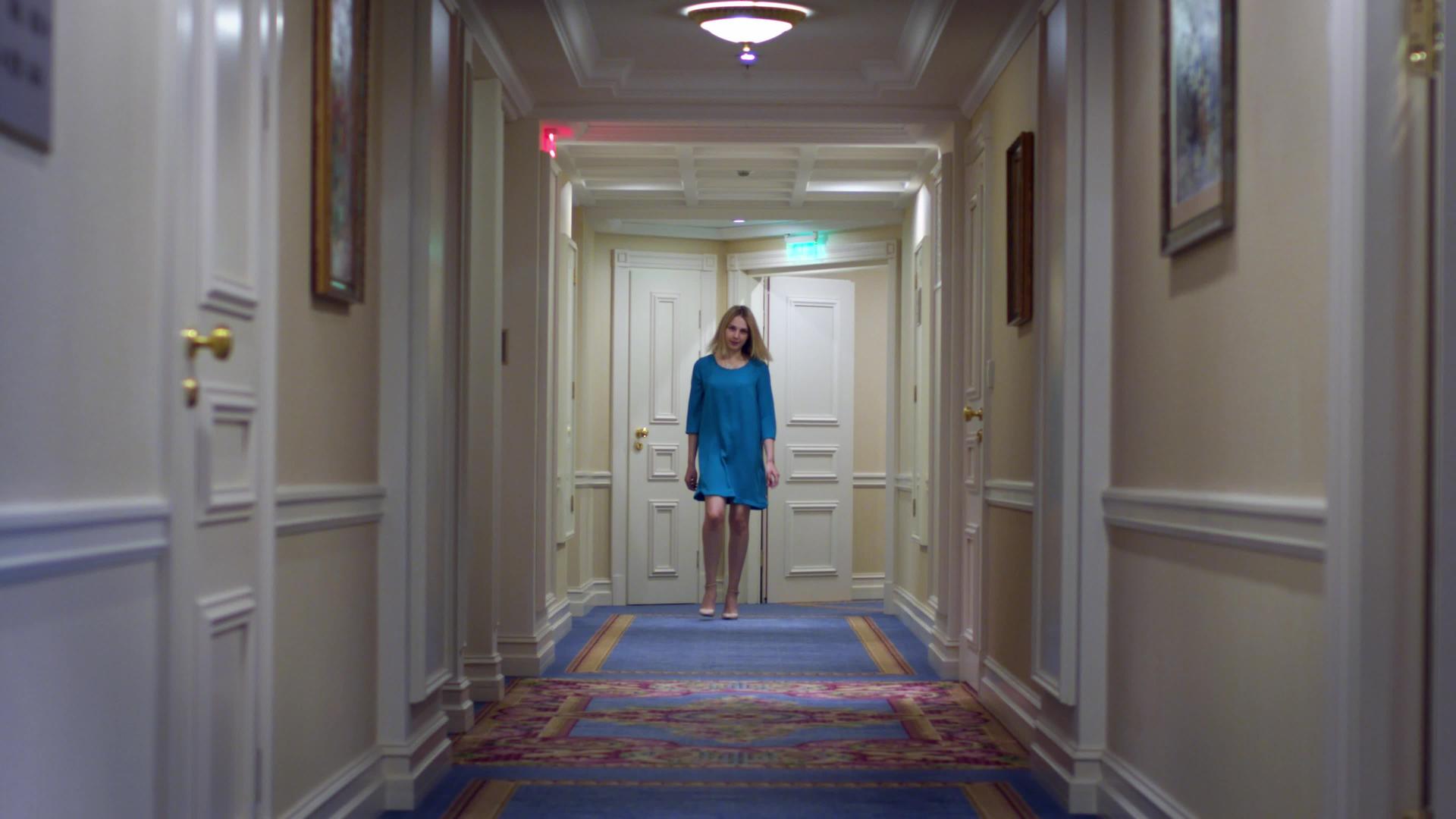 穿着蓝色裙子的美女沿着豪宅走廊走视频的预览图