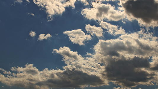阳光明媚的白天云彩云彩蓝天白云时落的滚云视频的预览图