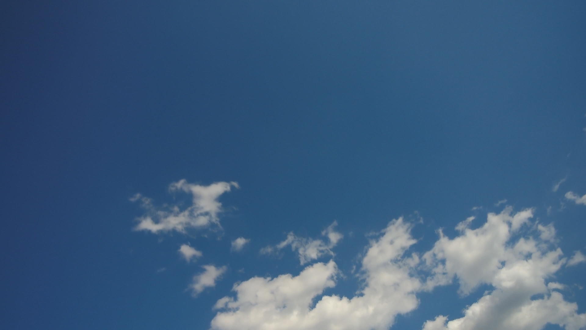 阳光明媚的白天云彩云彩蓝天白云时落的滚云视频的预览图