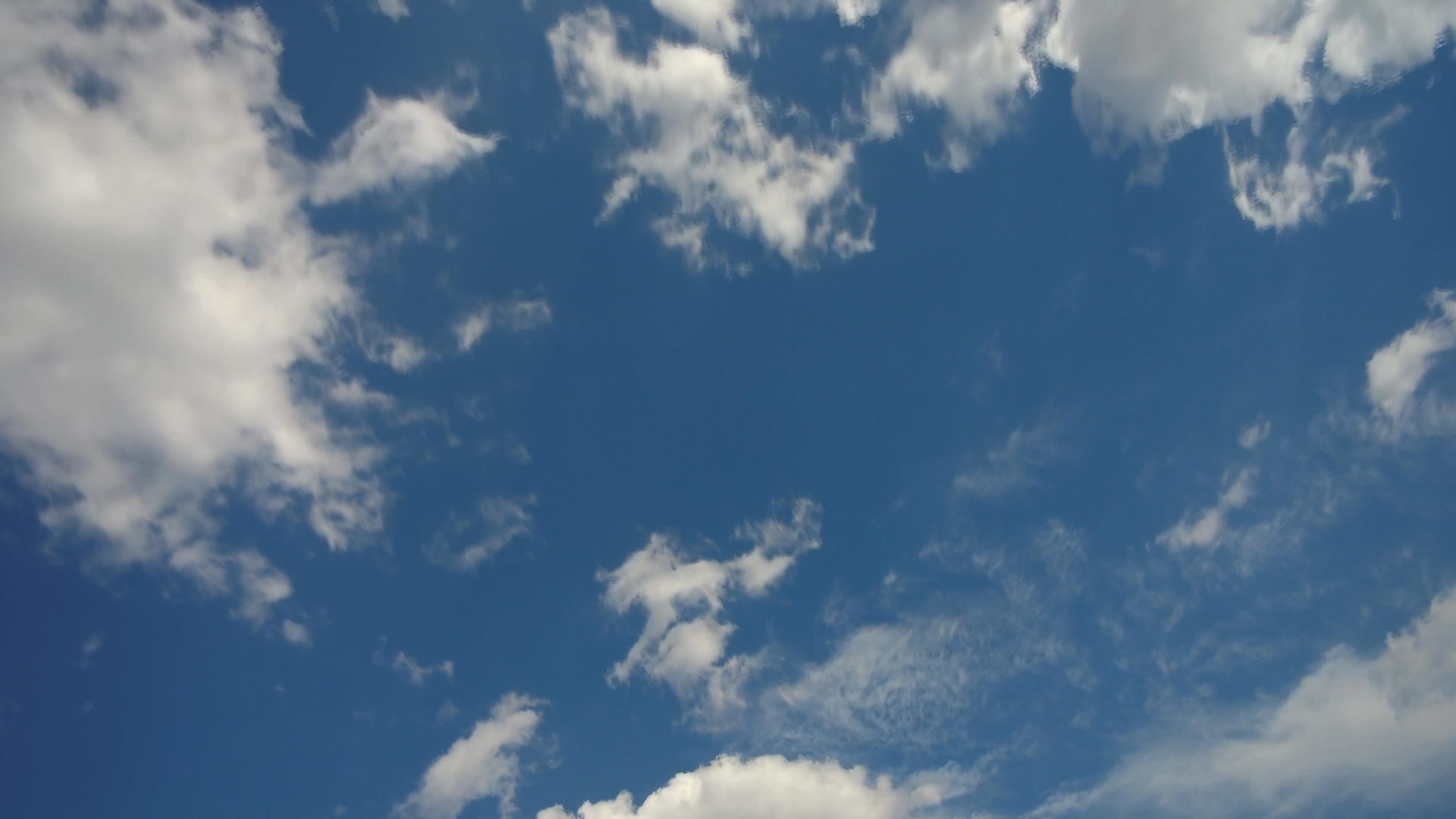 蓝天中的白毛云和美丽的云时间折叠滚动的云视频的预览图
