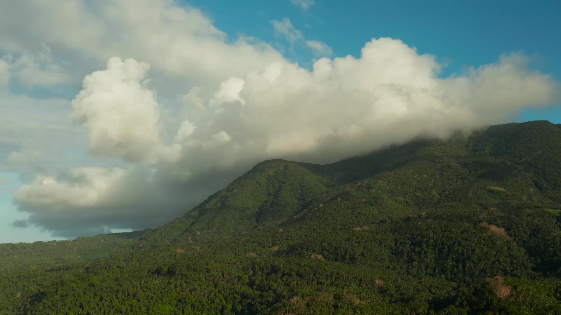 山顶覆盖着云层菲利平斯加米瓜视频的预览图