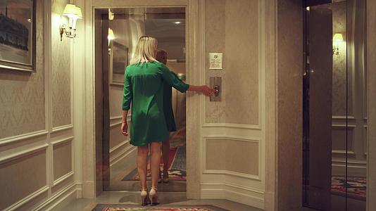电梯车和门关上的年轻女性视频的预览图
