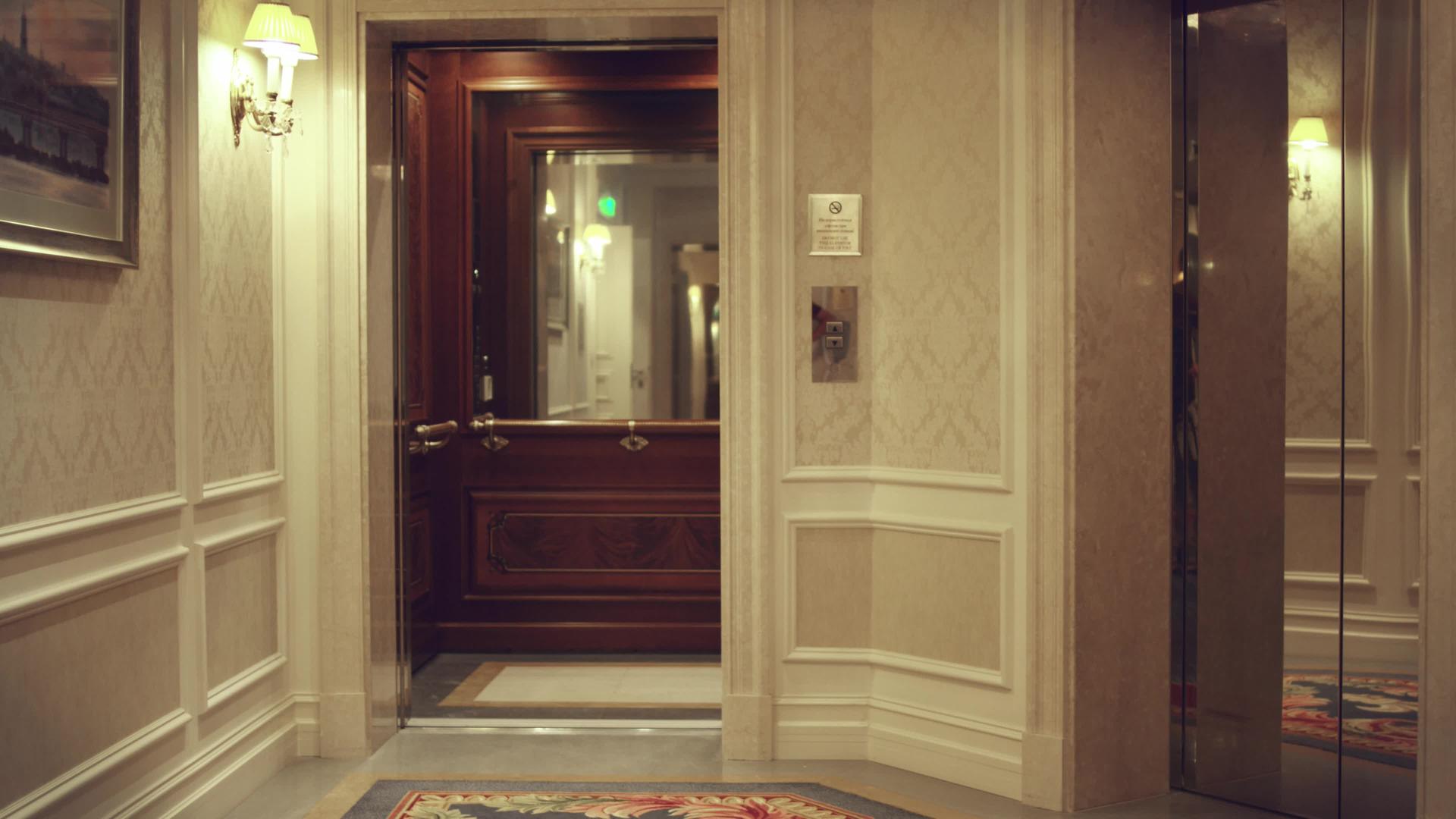 在走廊豪华酒店开空电梯视频的预览图