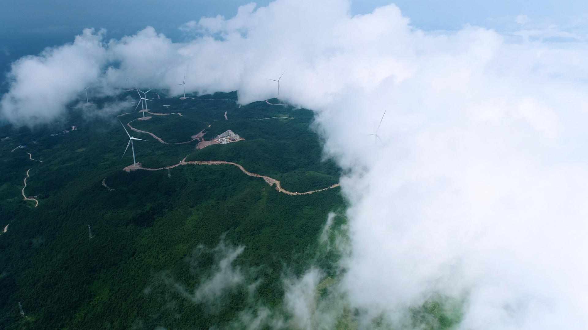 绿色无污染的风力发电胸围壮观的航拍视频的预览图