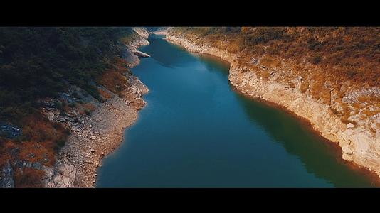 山谷中的小河优美的风景视频的预览图