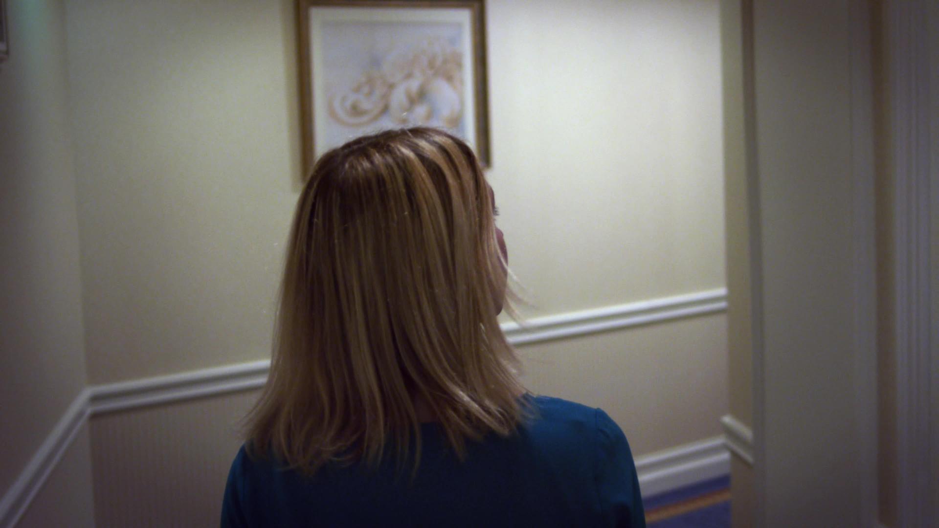 年轻的金发女郎穿着蓝色的裙子在宾客酒店的走廊里上行视频的预览图