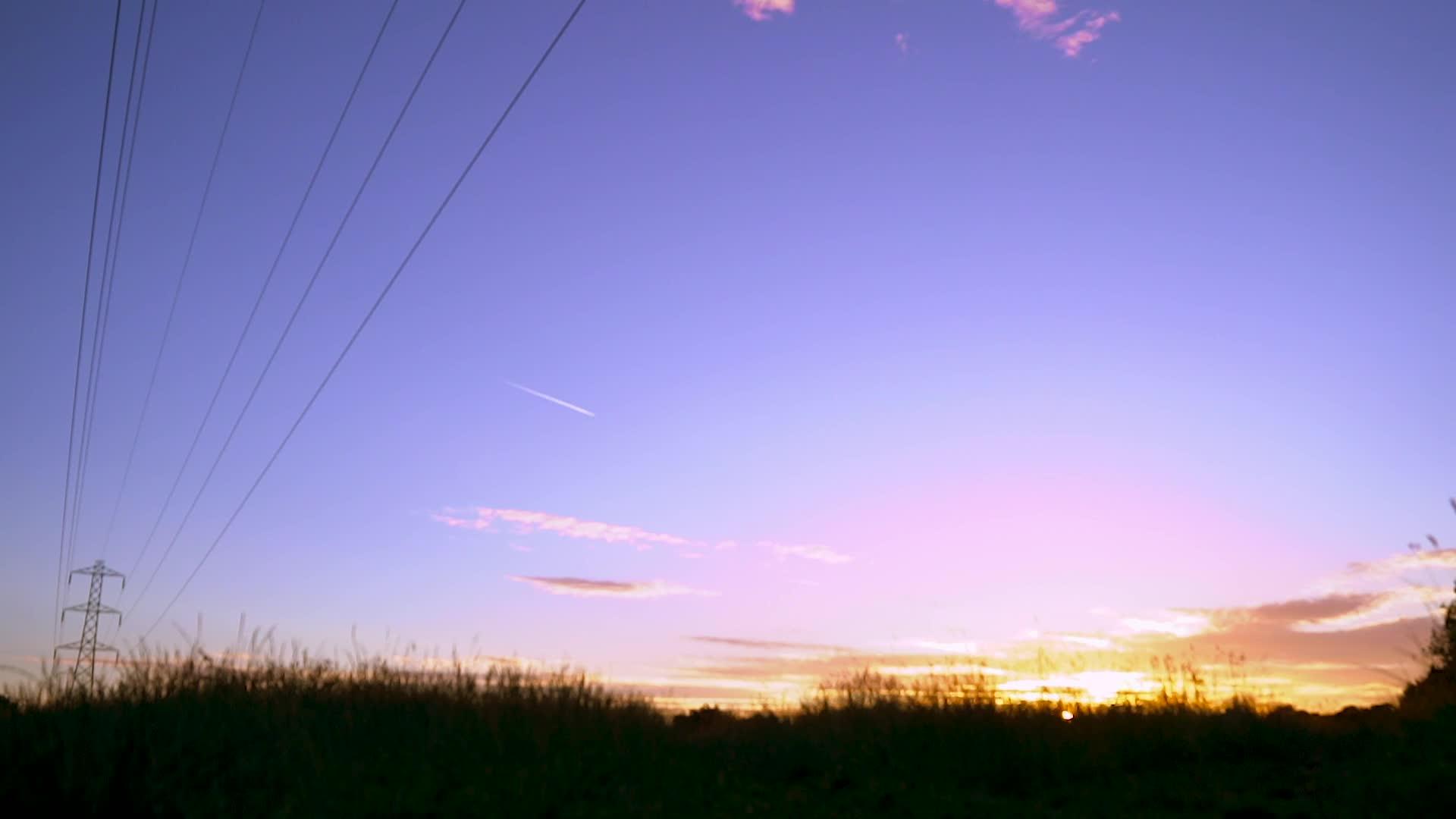 日落时间间隔在开放的字段中视频的预览图