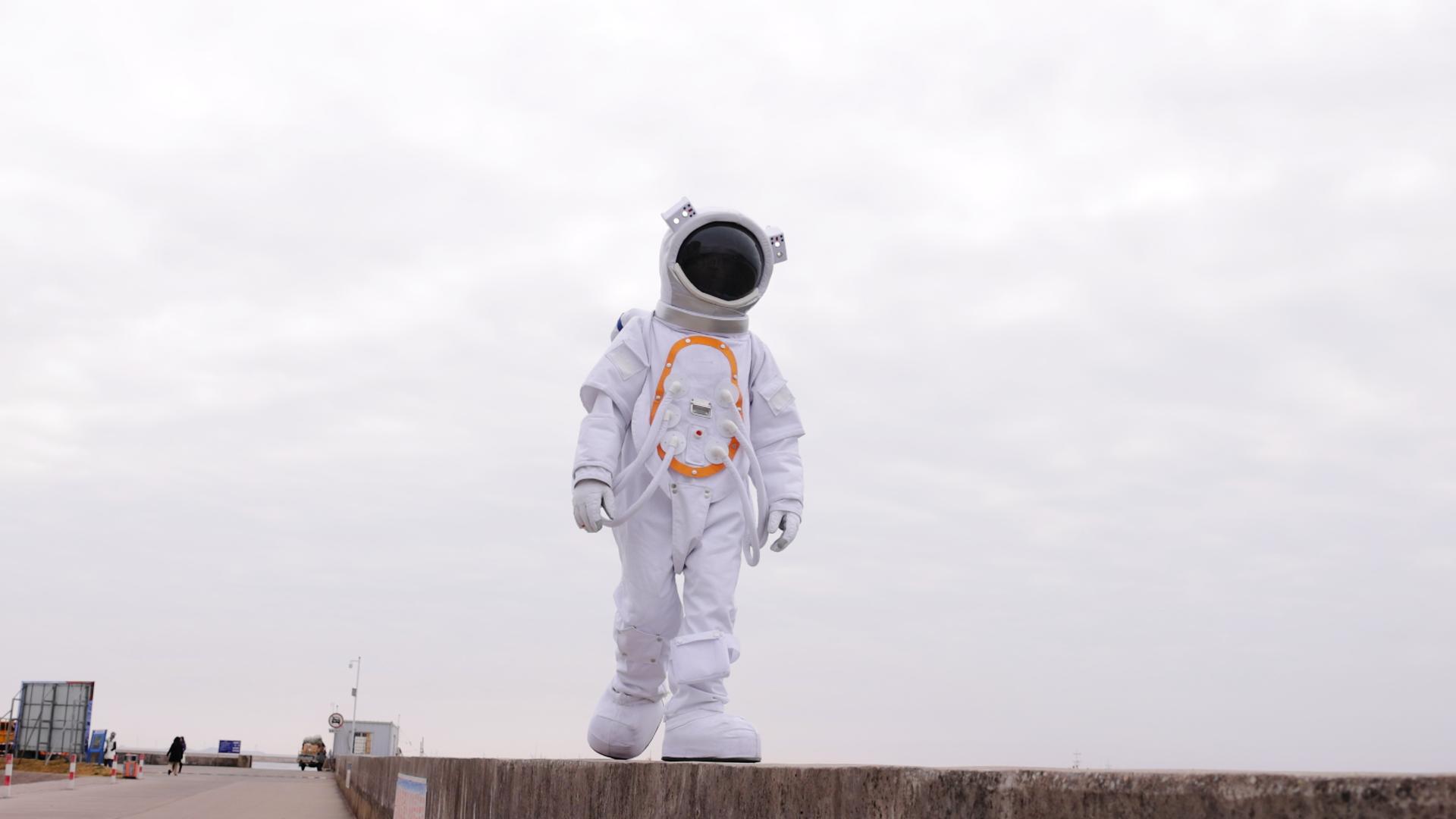 宇航员向远处打招呼视频的预览图