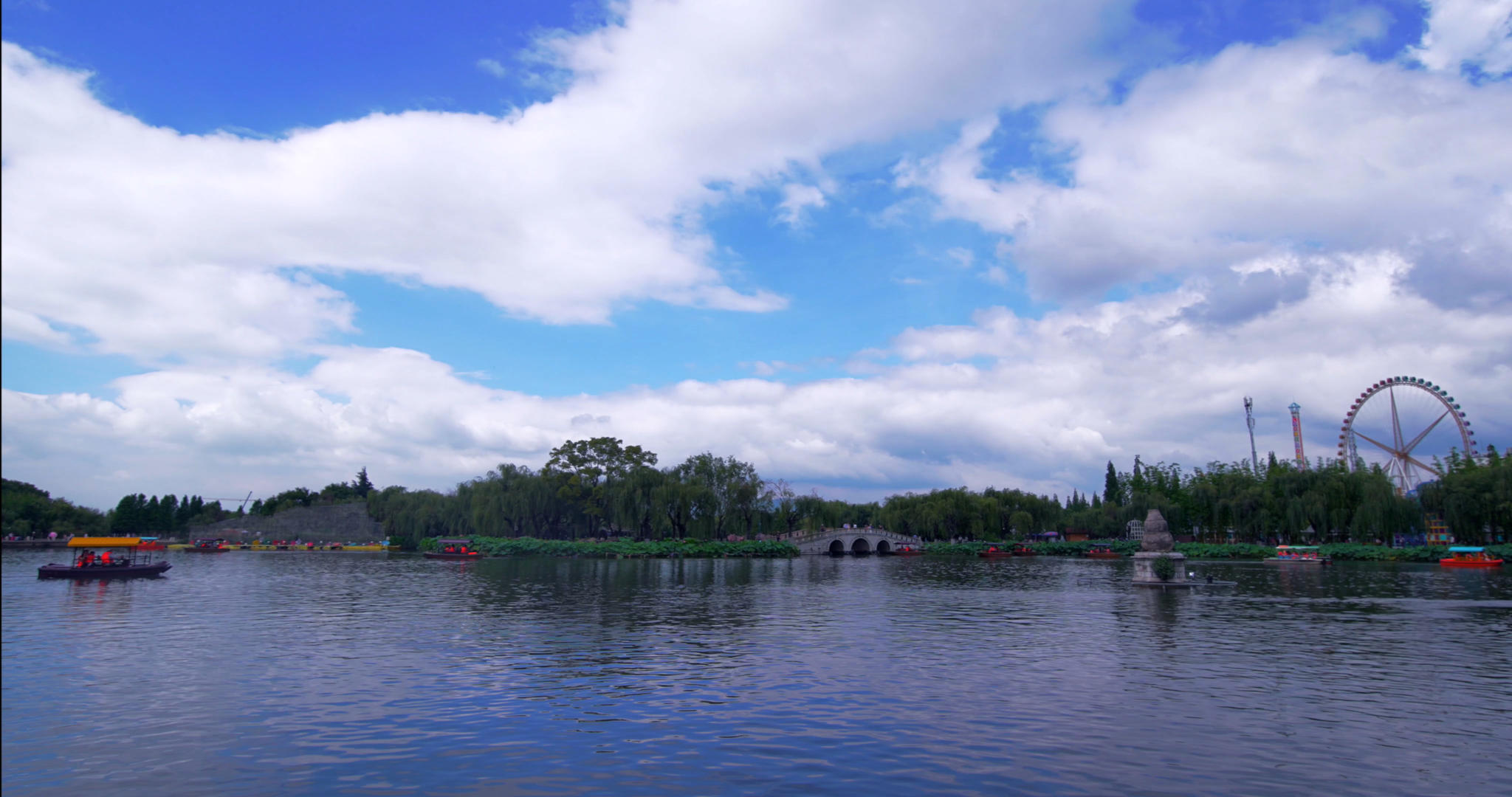 4k公园蓝天白云湖水延时视频的预览图