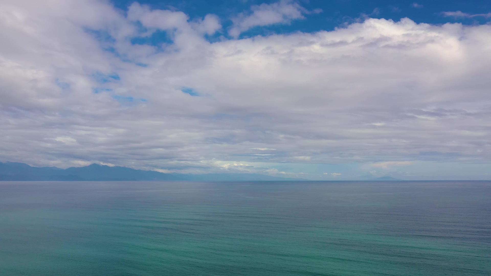 开阔的蓝色海洋有海浪视频的预览图