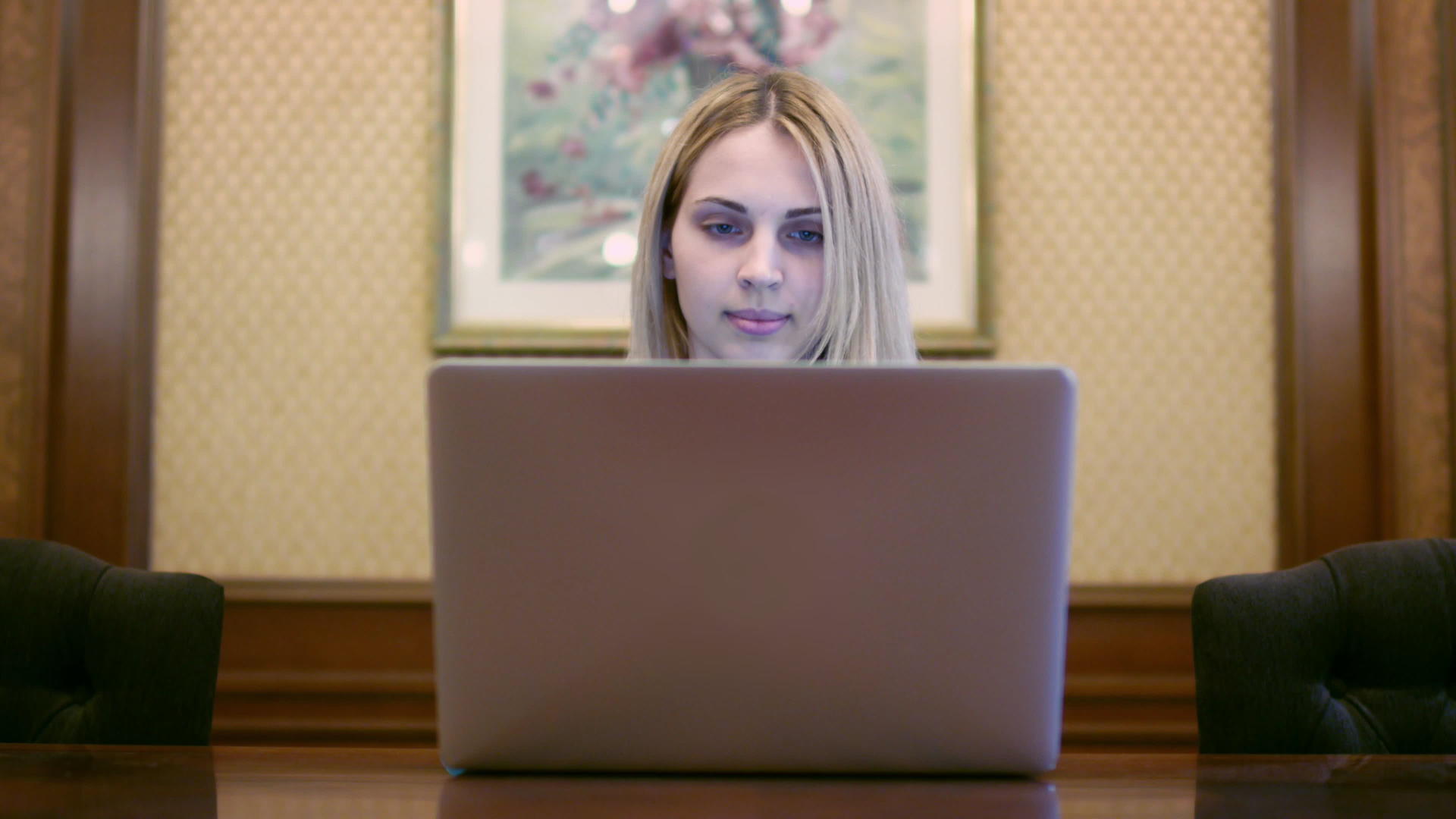 打开笔记本电脑看屏幕的商业女性视频的预览图