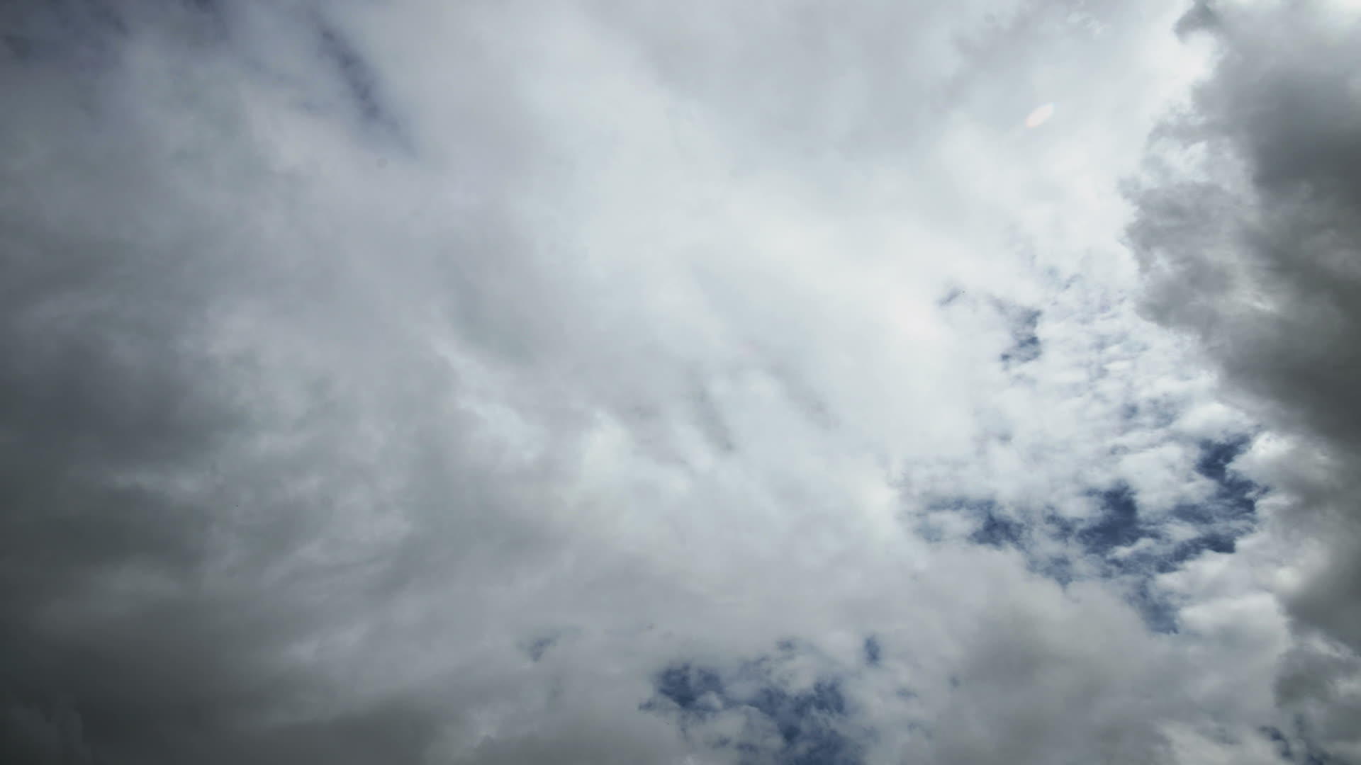 云朵在蓝色的天空中飘动视频的预览图