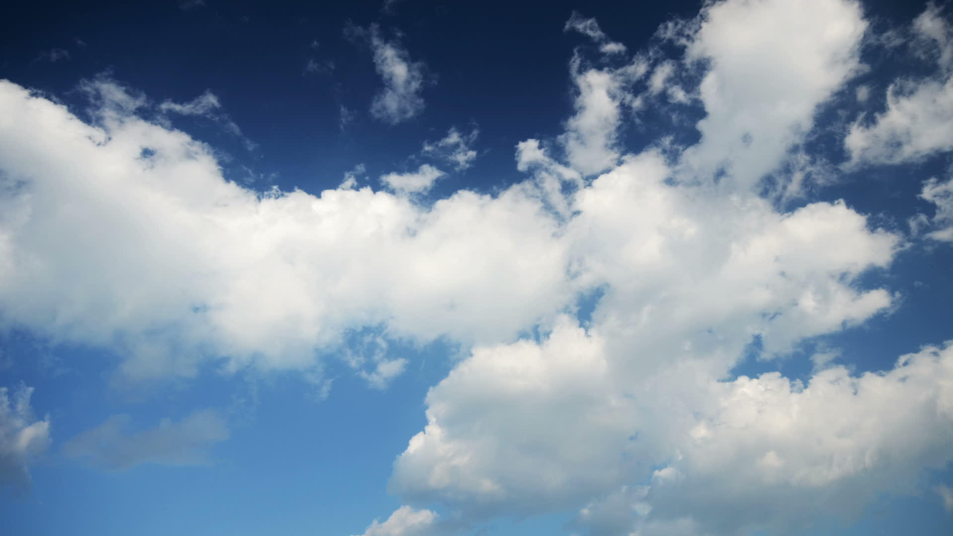 云朵在蓝色的天空中飘动视频的预览图