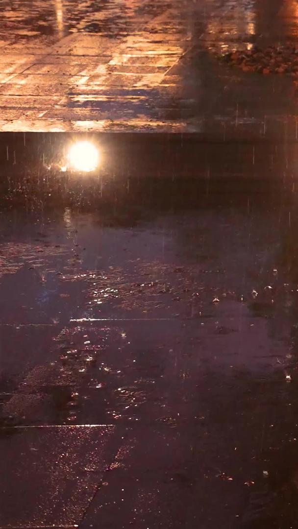 慢镜头升级拍摄素材雨夜路灯下雨滴雨水特写视频的预览图
