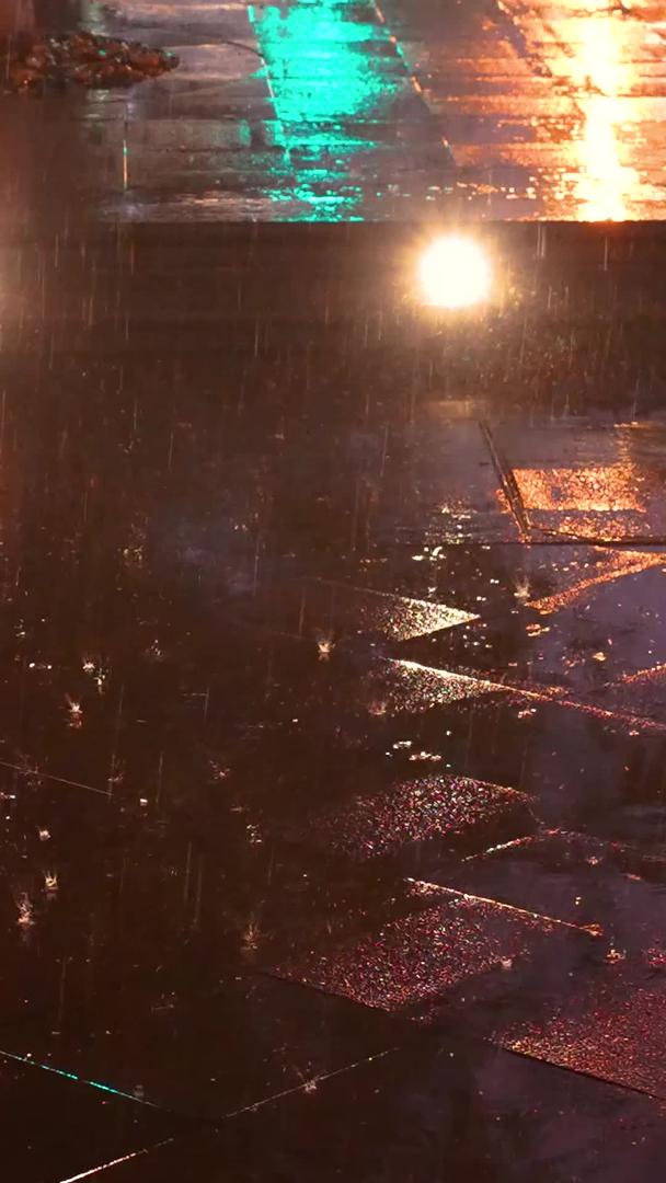 慢镜头升级拍摄素材雨夜路灯下雨滴雨水特写视频的预览图
