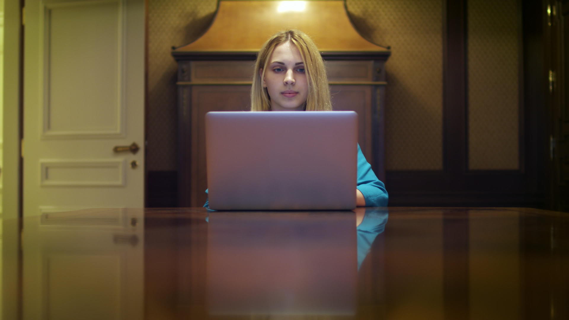 用笔记本电脑工作的重要女性坐在家庭工作室的桌子上视频的预览图