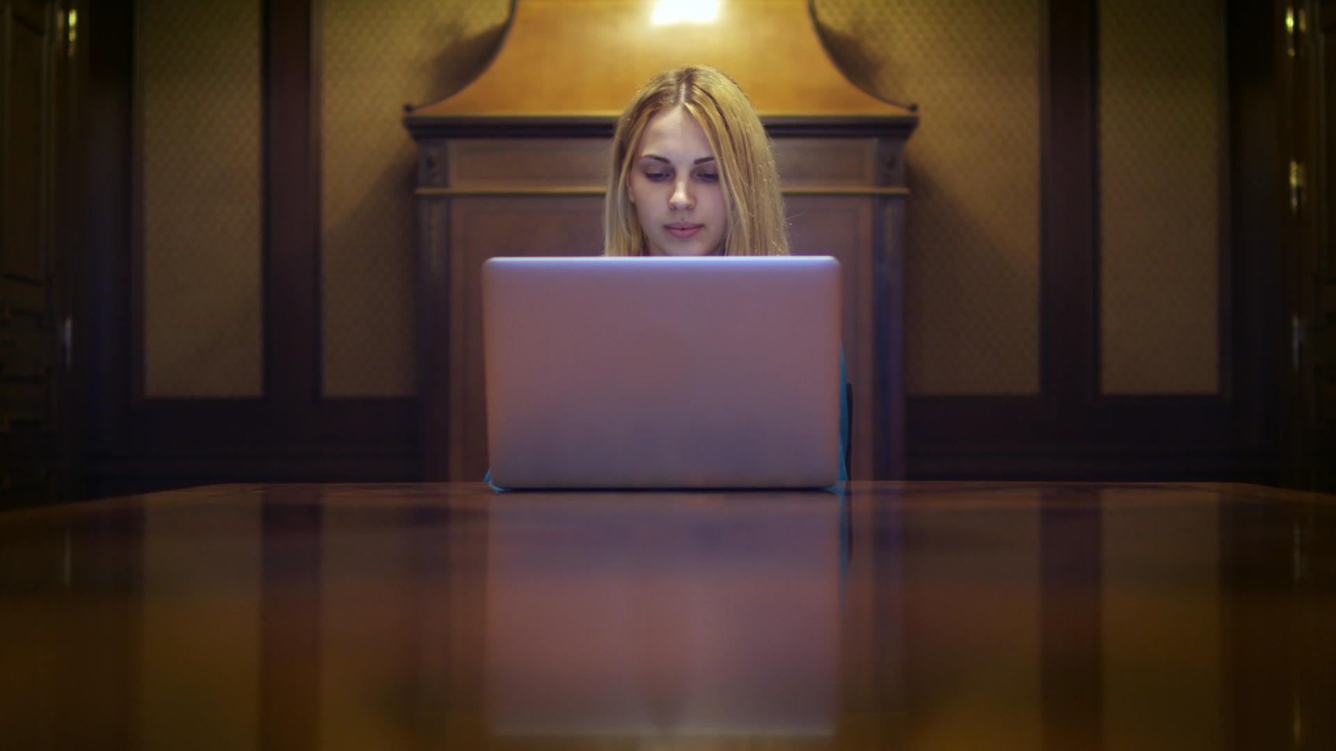在家庭办公桌前从事膝上型计算机工作的商业妇女视频的预览图
