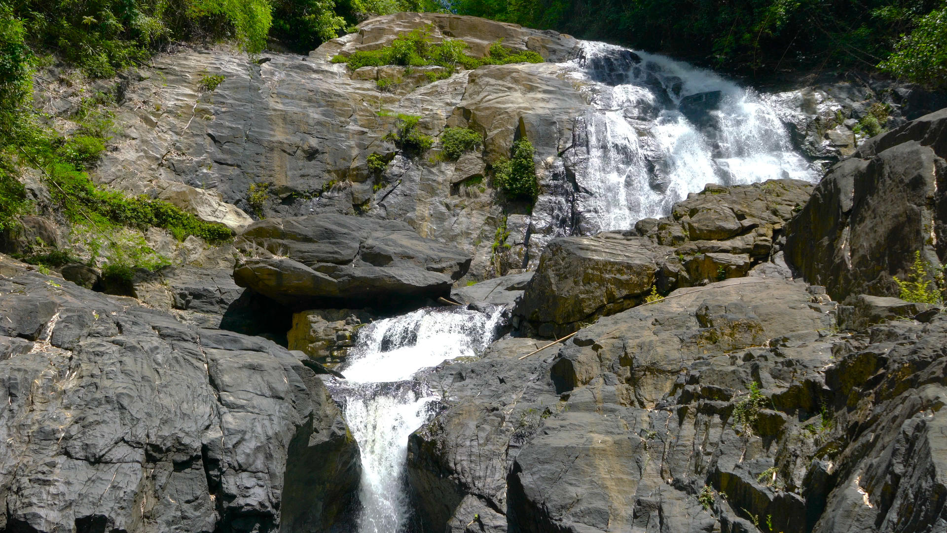 山林自然瀑布岩石合集4K含瀑布水声视频的预览图