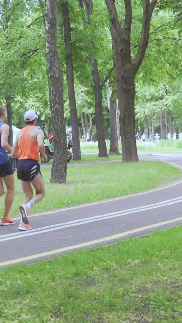 在公园里慢跑健身的人视频的预览图