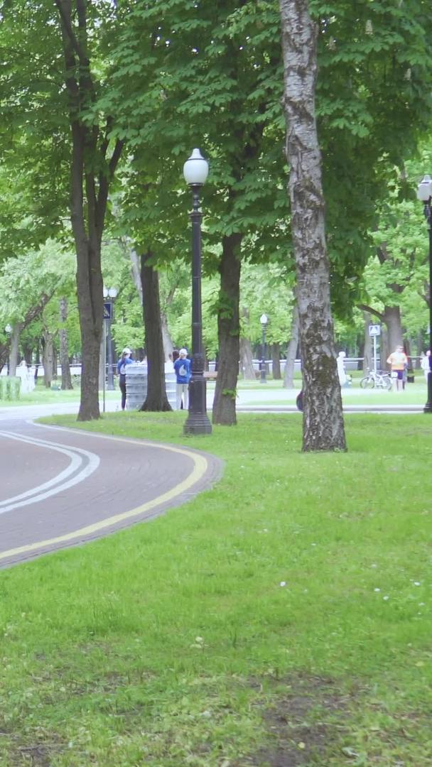 在公园里慢跑健身的人视频的预览图