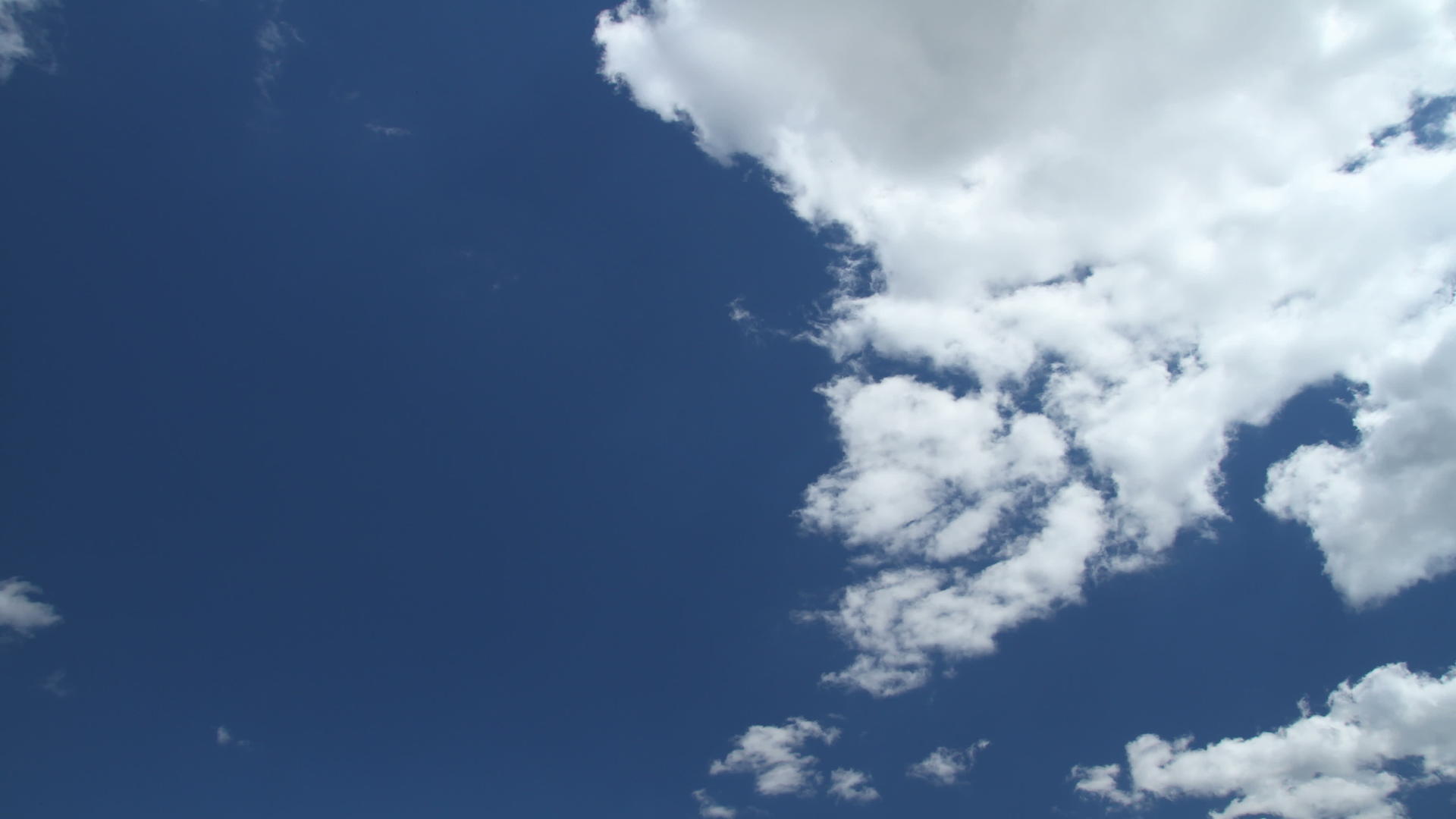 蓝色天空4k视频的预览图