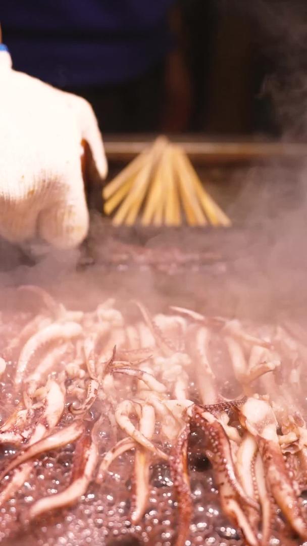 材料慢镜头升级拍摄海鲜水产品特色美食烧烤鱿鱼制作工艺视频的预览图