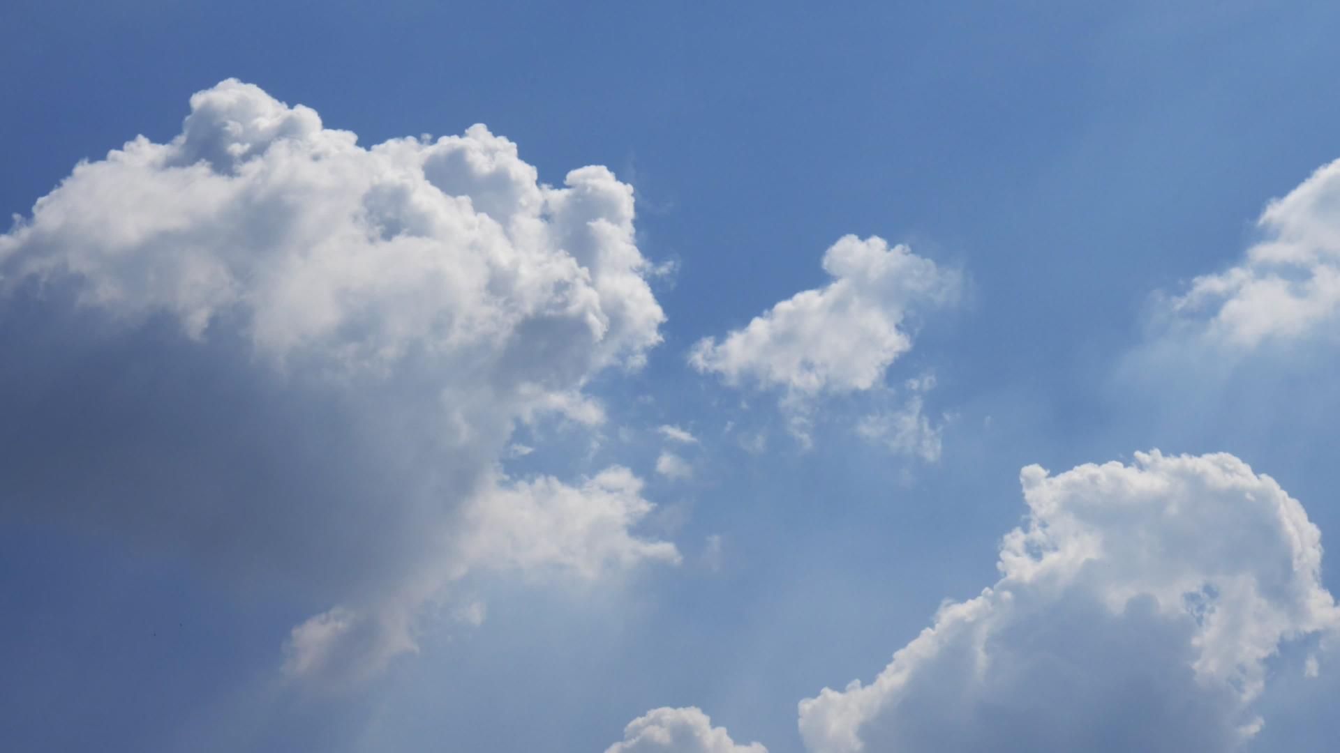 4公里长的飞毛白云时空运动蓝天背景视频的预览图