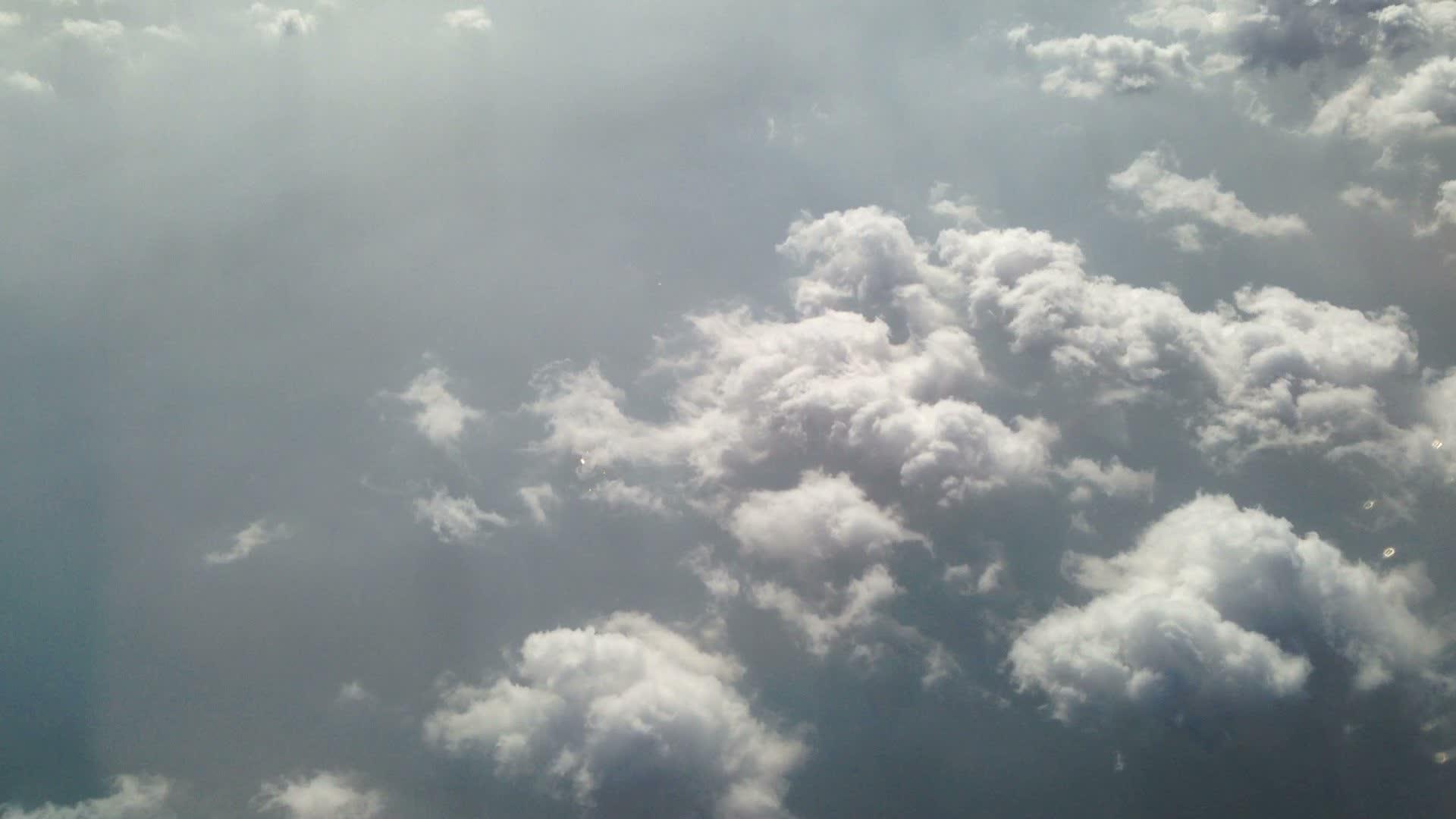 查看蓝天和云的飞机窗口视频的预览图